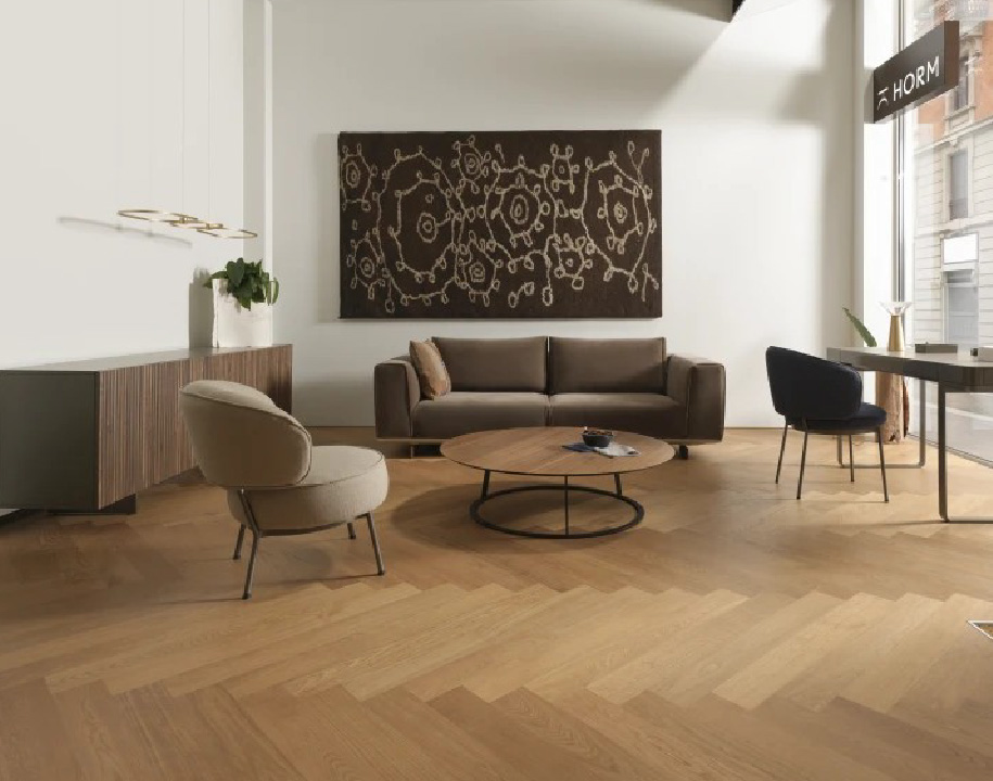 HARO-Parquet-複合實木地板-HAROxHORM：義大利家具設計工作室-米蘭展廳-人字拼地板S
