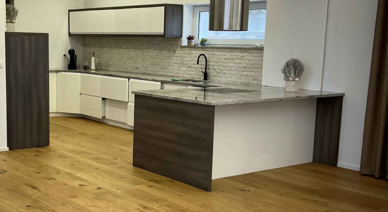 湖光山色間的現代別墅：全屋鋪設HARO複合實木地板大廣場板-廚房木地板-橡木大廣場板-狂野紋理刷紋(期貨)