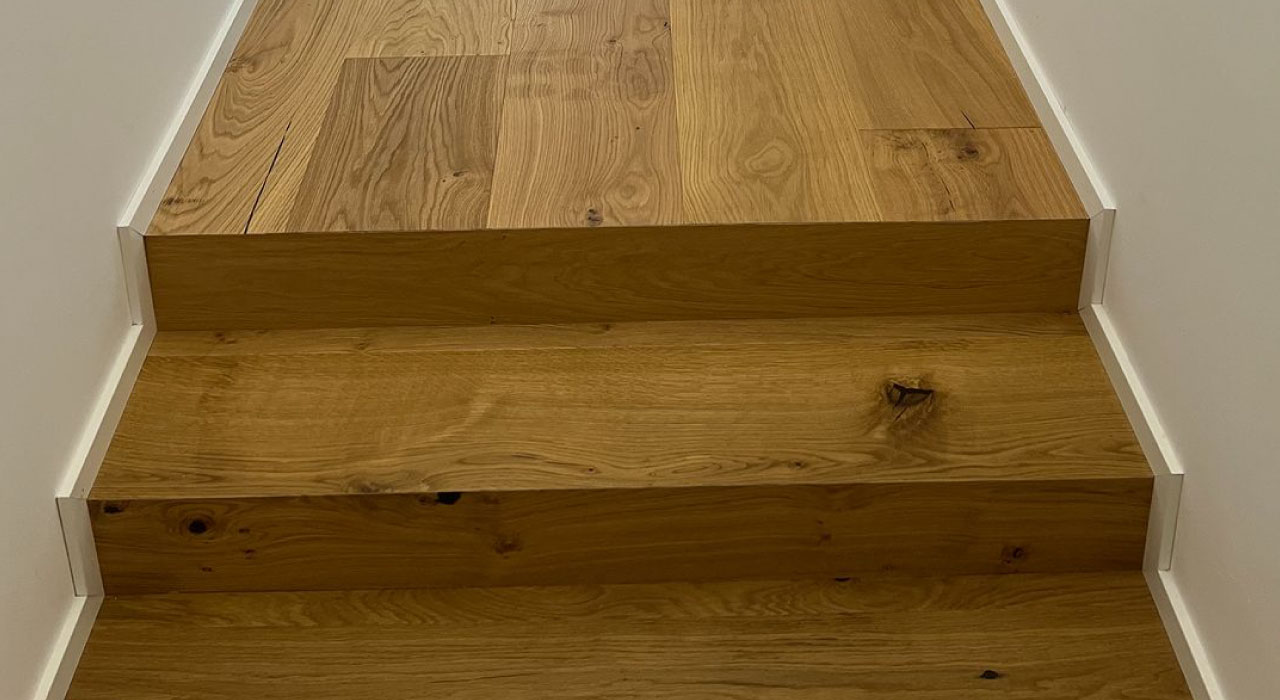 湖光山色間的現代別墅：全屋鋪設HARO複合實木地板大廣場板-樓梯木地板-橡木大廣場板-狂野紋理刷紋(期貨)