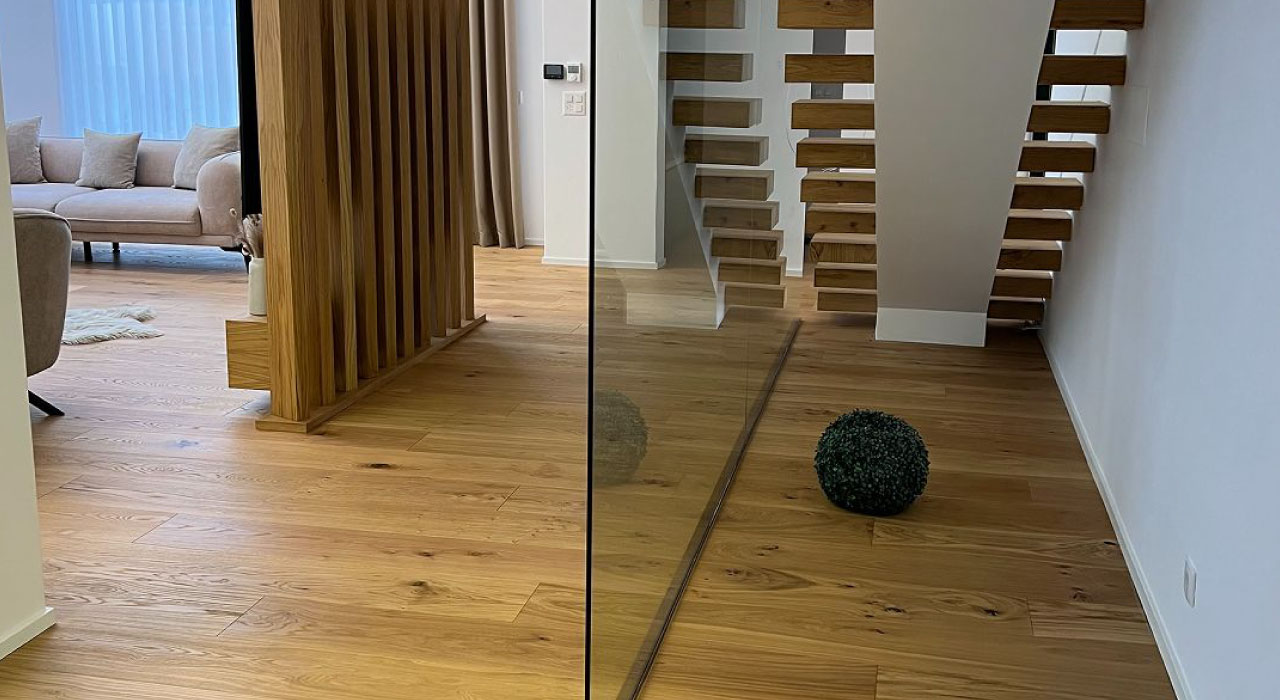 湖光山色間的現代別墅：全屋鋪設HARO複合實木地板大廣場板-樓梯木地板-橡木大廣場板-狂野紋理刷紋(期貨)